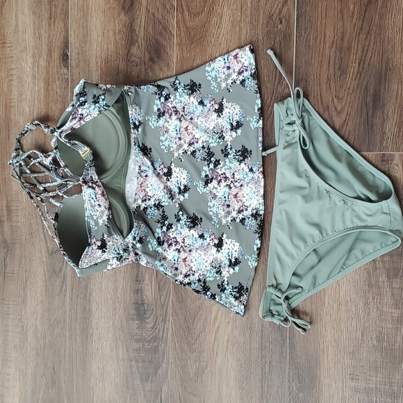 Swimsuit - Picture 2 of 4